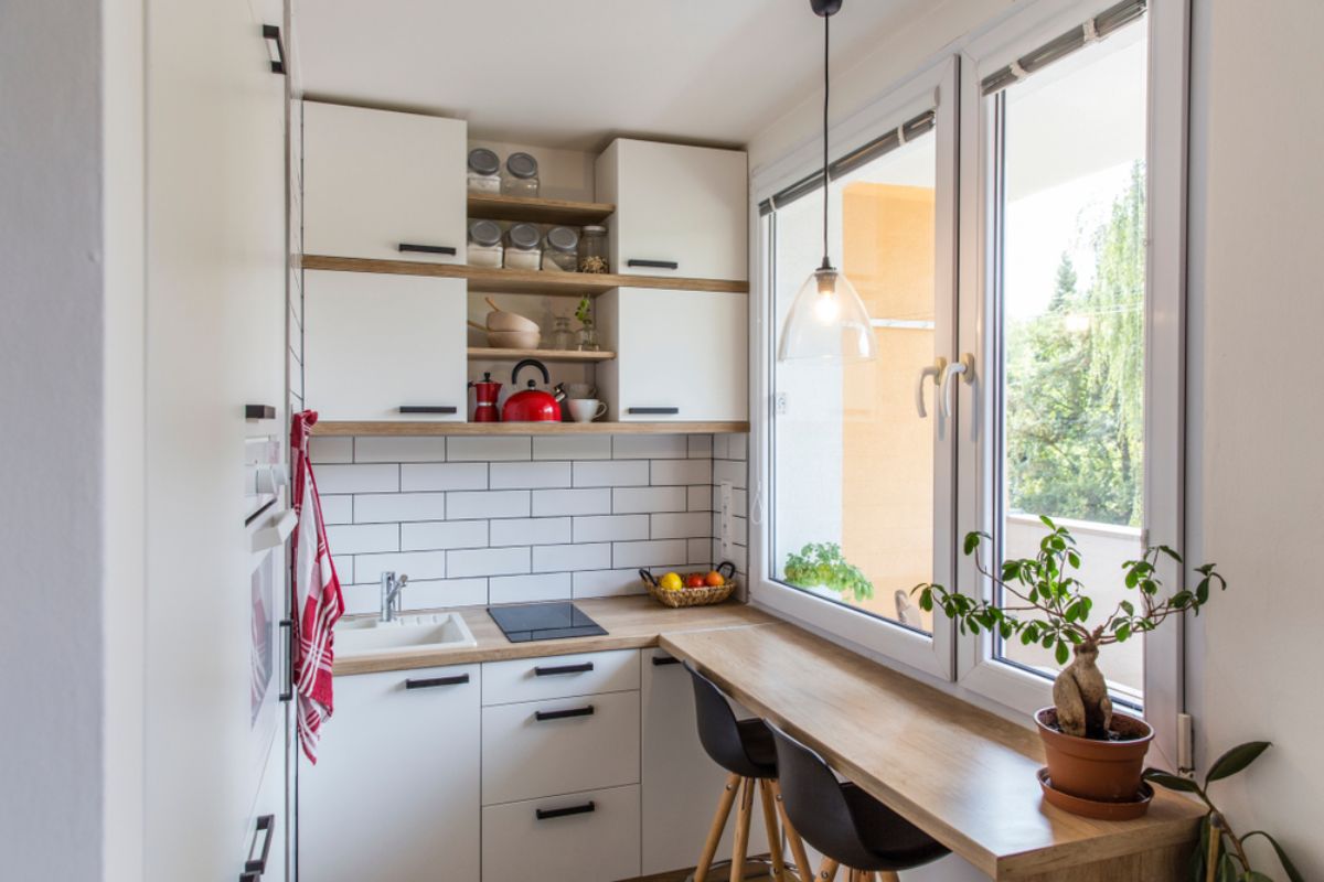 Využite priestory na stenách a umiestnite do kuchyne poličky