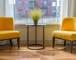 Biely nábytok je nestárnuca klasika. Ako možno oživiť interiér?